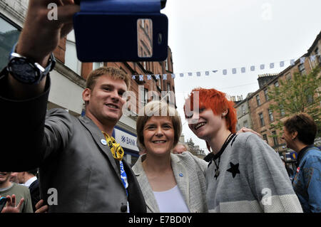 Stirling, Schottland. 12. September 2014. Nicola Sturgeon, Minister für SNP, besucht Stirling um Unterstützung für die schottische Unabhängigkeit zu gewinnen. Selfies wo beliebt bei Nicola Sturgeon. Bildnachweis: Andrew Steven Graham/Alamy Live-Nachrichten Stockfoto