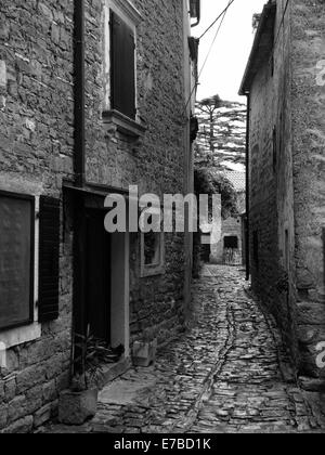 Schmalen Pfad zwischen zwei benachbarten Häusern in Groznjan (Grisignana), Kroatien. Stockfoto