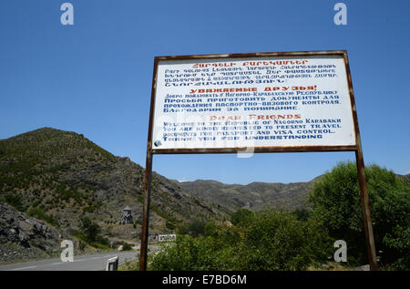 Ein Zeichen in Armenisch, Russisch und Englisch informiert höflich einen Reisepass und ein Visum Kontrollen bei der Eingabe der Republik Bergkarabach an der Straße von Goris nach Stepanakert, Armenien, 26. Juni 2014. Die Republik Bergkarabach ist aber international ein de facto unabhängiger Staat zwischen Armenien und Aserbaidschan umstritten unerkannt. Die Binnenstaat Region im Südkaukasus ist von Armeniern bewohnt. Foto: Jens Kalaene - kein Draht-Dienst- Stockfoto