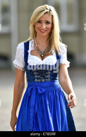 Junge Frau trägt ein blaues dirndl Stockfoto