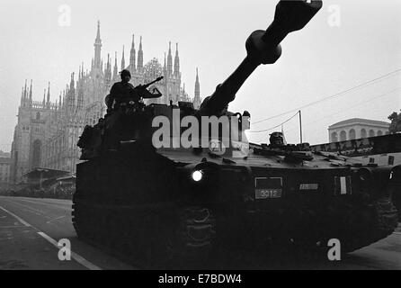 Mailand (Italien), Militärparade in Duomo Platz für 3dt Armeekorps Centennial (November 1984) Stockfoto