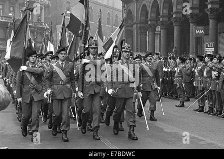 Mailand (Italien), Militärparade in Duomo Platz für 3dt Armeekorps Centennial (November 1984) Stockfoto