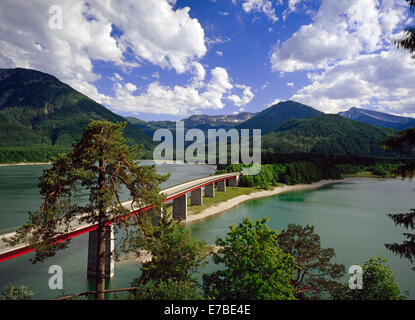 Sylvensteinspeicher Damm vor dem Karwendel, Upper Bavaria, Bavaria, Germany Stockfoto