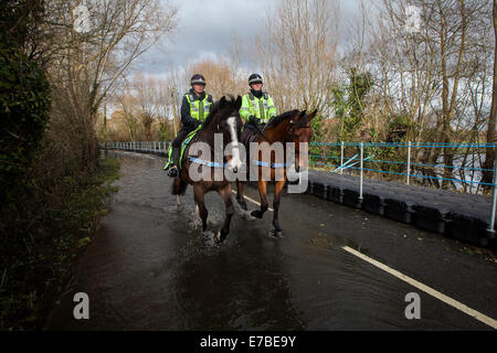 Avon und Somerset Polizei führen eine berittene Patrouille um Diebe abzuschrecken, die Vorteile von Überschwemmungen genommen haben. Stockfoto