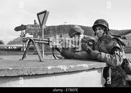 NATO-Übungen in Deutschland, uns Army Military Police auf Patrouille (Januar 1986) Stockfoto