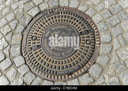 Gusseisen Abfluss Abdeckung in Greifswald, Deutschland. Stockfoto