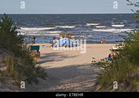 Angeln Boot & Holiday Maker am Strand von Heringsdorf auf der Insel Usedom, Mecklenburg Western Pomerania, Deutschland Stockfoto