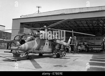 Ungarische Armee, Kampfhubschrauber-Regiment der Veszpren; Sowjet-errichtet Mil 24 Hubschrauber (Mai 1990) Stockfoto