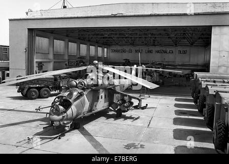 Ungarische Armee, Kampfhubschrauber-Regiment der Veszpren; Sowjet-errichtet Mil 24 Hubschrauber (Mai 1990) Stockfoto