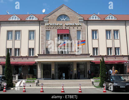 Stepanakert, Republik Bergkarabach. 25. Juni 2014. Hotel Armenia auf dem "Platz der armenischen Renaissance" im Zentrum von Stepanakert, Republik Bergkarabach, 25. Juni 2014. Die Republik Bergkarabach ist ein de Facto unabhängig, aber unbekannter Zustand zwischen Armenien und Aserbaidschan umstritten. Die Binnenstaat Region im Südkaukasus ist von Armeniern bewohnt. Foto: Jens Kalaene - kein Draht-SERVICE-/ Dpa/Alamy Live News Stockfoto