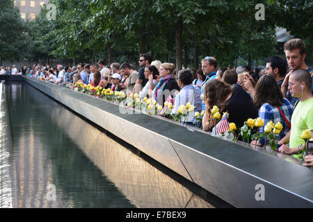 New York, USA. 11. September 2014. Menschen versammelten sich am nationalen 9/11 Memorial Süden Pool am Ground Zero für die 13. Jahrestag der Anschläge. Bildnachweis: Christopher Penler/Alamy Live-Nachrichten Stockfoto