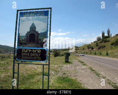 Ein Schild an der Seite einer Straße "Sicher fahren" in Englisch, Russisch und Armenisch in der Nähe von Stepanakert in der armenischen Region Berg-Karabach am 25. Juni 2014. Die Republik Bergkarabach ist ein de Facto unabhängig, aber unbekannter Zustand zwischen Armenien und Aserbaidschan umstritten. Die Binnenstaat Region im Südkaukasus ist von Armeniern bewohnt. Foto: Jens Kalaene - kein Draht-Dienst- Stockfoto