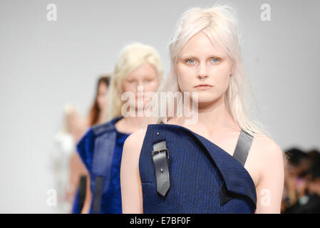 London, UK. 12. September 2014. Jamie Wei Huang präsentiert aktuelle Kollektion auf der LFW SS15 Catwalk Show in Freimaurer Hall, London. Bildnachweis: Siehe Li/Alamy Live News Stockfoto