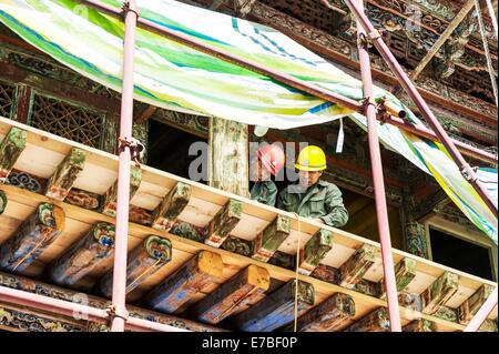 (140912)--XIAHE, 12. September 2014 (Xinhua)--zwei Arbeiter Reparatur Holzkonstruktionen in der Residenz des ersten Jamyang Shepa, Gründer des Klosters Labrang in Xiahe County der Gannan tibetischen autonomen Präfektur im Nordwesten Chinas Provinz Gansu, 2. September 2014. Labrang Kloster, einem großen tibetischen Buddhismus-Kloster in China, erlebt die größte Renovierung Programm seit seiner Gründung im Jahre 1709. Die Renovierung, die im April 2013 gestartet, soll ersetzen Stein- und hölzernen Strukturen innerhalb des Klosters, die von den Jahren abgenutzt. Labrang Kloster Dreijahres Stockfoto