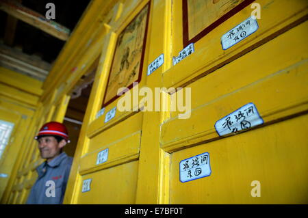 (140912)--XIAHE, 12. September 2014 (Xinhua)--ein Arbeiter Reparaturen eine hölzerne Struktur im Inneren der Residenz die erste Jamyang Shepa, Gründer des Klosters Labrang in Xiahe County der Gannan tibetischen autonomen Präfektur im Nordwesten Chinas Provinz Gansu, 2. September 2014. Labrang Kloster, einem großen tibetischen Buddhismus-Kloster in China, erlebt die größte Renovierung Programm seit seiner Gründung im Jahre 1709. Die Renovierung, die im April 2013 gestartet, soll ersetzen Stein- und hölzernen Strukturen innerhalb des Klosters, die von den Jahren abgenutzt. Das Labrang Kloster re Stockfoto