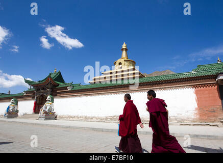 (140912)--XIAHE, 12. September 2014 (Xinhua)--zwei tibetisch-buddhistischen Mönche ihren Weg vorbei an das Kloster Labrang in Xiahe County der Gannan tibetischen autonomen Präfektur im Nordwesten Chinas Provinz Gansu, 2. September 2014 machen. Labrang Kloster, einem großen tibetischen Buddhismus-Kloster in China, erlebt die größte Renovierung Programm seit seiner Gründung im Jahre 1709. Die Renovierung, die im April 2013 gestartet, soll ersetzen Stein- und hölzernen Strukturen innerhalb des Klosters, die von den Jahren abgenutzt. Das Labrang Kloster bleibt während des Umbaus pro für die Öffentlichkeit zugänglich Stockfoto