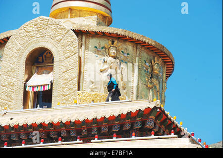 (140912)--XIAHE, 12. September 2014 (Xinhua)--A tibetischen Buddhismus Gläubigen besucht das Kloster Labrang in Xiahe County der Gannan tibetischen autonomen Präfektur im Nordwesten Chinas Provinz Gansu, 2. September 2014. Labrang Kloster, einem großen tibetischen Buddhismus-Kloster in China, erlebt die größte Renovierung Programm seit seiner Gründung im Jahre 1709. Die Renovierung, die im April 2013 gestartet, soll ersetzen Stein- und hölzernen Strukturen innerhalb des Klosters, die von den Jahren abgenutzt. Das Labrang Kloster bleibt während dem Sanierungsprogramm für die Öffentlichkeit zugänglich. Es w Stockfoto