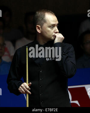 Shanghai, China. 12. Sep, 2014. Schottlands Graeme Dott hält einen Schuss gegen Chinas Ding Junhui während das Viertelfinale des Snooker Shanghai Masters in Shanghai, Ost-China, 12. September 2014. Bildnachweis: Ding Ting/Xinhua/Alamy Live-Nachrichten Stockfoto