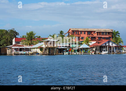 Häuser über Wasser mit Booten am Dock in Bocas Stadt, Colon Insel Archipel von Bocas del Toro, Panama, Karibik Stockfoto