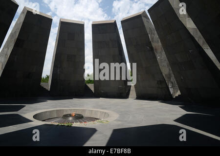 Am 28. Juni 2014 gruppieren sich zwölf Pylonen um die ewige Flamme auf der armenischen Genozid Gedenkanlage auf dem Hügel Schwalbenfestung in der armenischen Hauptstadt Jerewan. Renovierungsarbeiten sind derzeit im Gange, das Denkmal für den hundertsten Jahrestag des Völkermords im Jahr 2015 vorzubereiten. Armenischer Genozid-Gedenktag wird am 24. April beobachtet. Foto: Jens Kalaene - kein Draht-Dienst- Stockfoto