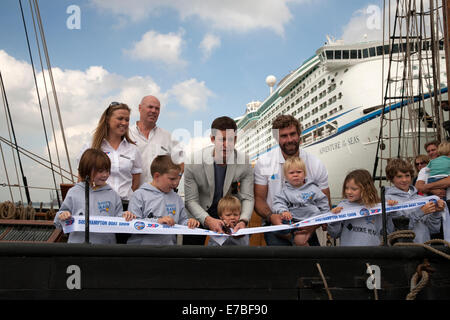 Joe Dixon-Goodman, Matt Baker, Moderatorin aus der One Show und Land Datei und Iain Percy schneiden das Band um der Southampton Boat Show 2014 zu öffnen. Stockfoto