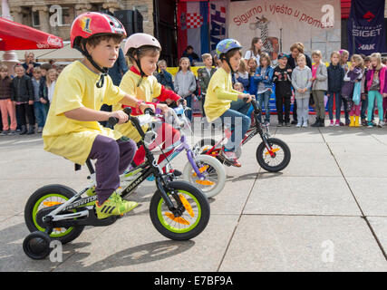 Zagreb, Kroatien. 12. Sep, 2014. Kinder nehmen an Radrennen während Verkehr Sicherheit Programm Veranstaltung bei der Jelacic-Platz in Zagreb, Kroatien, 12. September 2014. Lokale Behörden organisiert Verkehr Sicherheit Programm Veranstaltungen in allen größeren Städten in Kroatien, wichtige Sicherheitshinweise für Kinder und Fahrer zu kommunizieren, wie neues Schuljahr am Montag beginnt. © Miso Lisanin/Xinhua/Alamy Live-Nachrichten Stockfoto