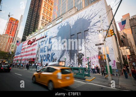 New York, USA. 11. September 2014. Ein Wandbild des Künstlers Mr. Brainwash ist auf der Seite das Century 21 Kaufhaus gegenüber dem World Trade Center in New York auf Donnerstag, 11. September 2014 zu sehen. Das Wandbild umfasst die gesamte Seite des Ladens und bleibt für drei Wochen. Mr. Brainwash ist die "Nom de Kunst" der 48 Jahre alte Künstler Thierry Guetta in der Banksy Film "Exit Through the Geschenk Shop" gekennzeichnet. Bildnachweis: Richard Levine/Alamy Live-Nachrichten Stockfoto