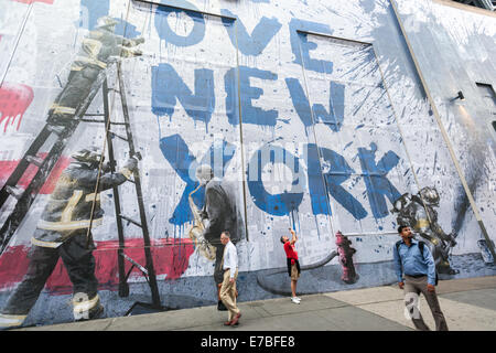 New York, USA. 11. September 2014. Ein Wandbild des Künstlers Mr. Brainwash ist auf der Seite das Century 21 Kaufhaus gegenüber dem World Trade Center in New York auf Donnerstag, 11. September 2014 zu sehen. Das Wandbild umfasst die gesamte Seite des Ladens und bleibt für drei Wochen. Mr. Brainwash ist die "Nom de Kunst" der 48 Jahre alte Künstler Thierry Guetta in der Banksy Film "Exit Through the Geschenk Shop" gekennzeichnet. Bildnachweis: Richard Levine/Alamy Live-Nachrichten Stockfoto