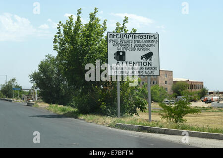 Ein Zeichen auf Englisch und Armenisch warnt der Blitzer in der armenischen Hauptstadt Eriwan am 28. Juni 2014. Foto: Jens Kalaene - kein Draht-Dienst- Stockfoto