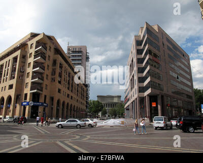 Moderne Wohn- und Bürogebäude im Zentrum von der armenischen Hauptstadt Eriwan am 29. Juni 2014. Das Opernhaus ist im Hintergrund abgebildet. Foto: Jens Kalaene - kein Draht-Dienst- Stockfoto