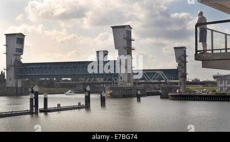 10. September 2014 - Rotterdam, Zuid-Holland, Niederlande, Holland - die Hollandse IJssel (holländische IJssel) verbindet Rotterdam mit der Nordsee. Im Hochwasserfall wäre das Wasser abfließen, weil die steigenden Meerwasser es aufhören würde. Der Fluss würde daher leicht seine Banken platzen. Es gab zwei Hauptgründe für die Suche nach einer Lösung für die Gefahr von Überschwemmungen: Erstens die Hollandse Issel durchfließt die niedrigsten liegenden Bereich der Niederlande. Zweitens ist dies eines der bevölkerungsreichsten Gebiete der Niederlande. .. Zunächst bauen eines Dammes halb geschlossen, in der Hollandse IIsse Stockfoto