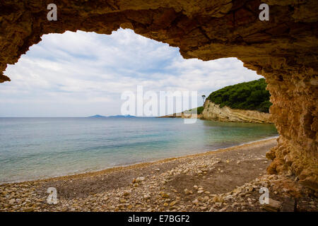 Blick auf die Küste von Alonissos aus einer kleinen Höhle in Kalkstein-Klippen in der Nähe der wichtigsten Stadt Patitiri Stockfoto