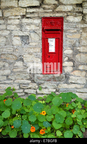 Viktorianische Dorf Briefkasten set in eine Steinmauer mit einer Grenze von Kapuzinerkresse Somerset UK Stockfoto