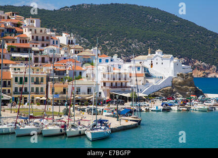 Skopelos-Stadt und Hafen auf der Insel Skopelos in der Inselgruppe der Sporaden Ägäis Griechenland Stockfoto