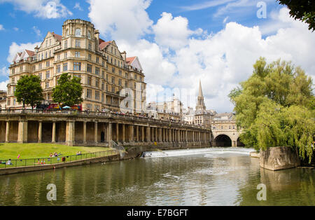 Pulteney Brücke und Wehr und der Grand Parade am Fluss Avon in der Stadt Bath Somerset UK Stockfoto