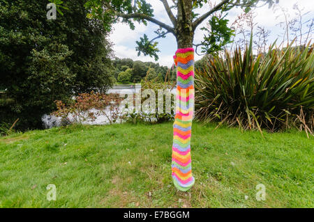 Ein Baum in einem Park, der "Garn-bombardiert" wurde Stockfoto