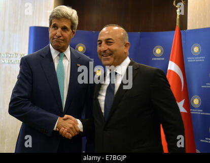 (Ankara, Türkei. 12. Sep, 2104. US Staatssekretär John Kerry(L) schüttelt Hände mit türkischen Außenminister Mevlüt Cavusoglu in Ankara, 12. September 2104. Kerry hatte Gespräche mit türkischen Außenminister Mevlüt Cavusoglu und er wird im Laufe des Tages treffen mit der türkische Präsident Recep Tayyip Erdogan und Ministerpräsident Ahmet Davutogluin in der Hauptstadt Ankara. Bildnachweis: Mert Macit/Xinhua/Alamy Live-Nachrichten Stockfoto