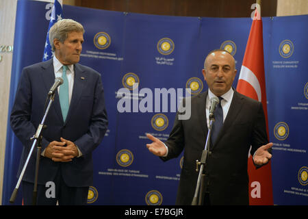 Ankara, Türkei. 12. Sep, 2104. US-Außenminister John Kerry (L) nimmt an einer gemeinsamen Pressekonferenz mit türkischen Außenminister Mevlüt Cavusoglu in Ankara, 12. September 2104. Kerry hatte Gespräche mit türkischen Außenminister Mevlüt Cavusoglu und er wird im Laufe des Tages treffen mit der türkische Präsident Recep Tayyip Erdogan und Ministerpräsident Ahmet Davutogluin in der Hauptstadt Ankara. Bildnachweis: Mert Macit/Xinhua/Alamy Live-Nachrichten Stockfoto