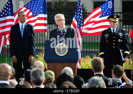 US-Verteidigungsminister Chuck Hagel liefert Bemerkungen als Vorsitzender der Joint Chiefs General Martin Dempsey und Präsident Barack Obama Blick auf während der Jahrestag der 9/11 Terroranschläge im Pentagon 11. September 2014 in Arlington, Virginia. Stockfoto