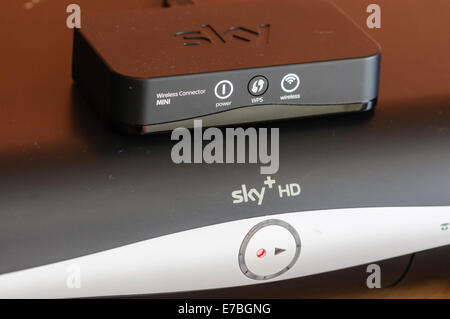 Sky + HD-Box mit einem WiFi-Wireless-Anschluss Adapter, Internet-Zugang ermöglichen Stockfoto