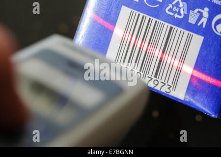 Ein Mann verwendet einen handheld Barcode-scanner Stockfoto