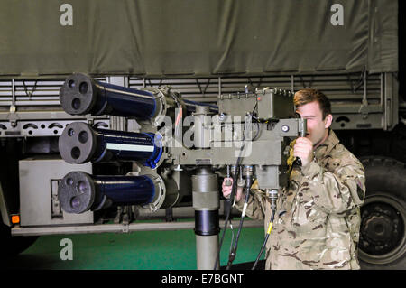 Britischer Soldat nutzt ein Thales Starstreak-Flugabwehr-Raketen-Start-system Stockfoto