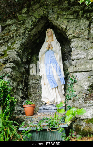 Marienstatue in einer Grotte an einem heiligen Schrein Stockfoto