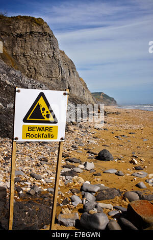 Hüten Sie sich vor Steinschlag Schild, Jurassic Coast, Charmouth, Lyme Bay, West Dorset, England, UK. Stockfoto