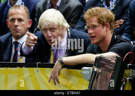 London, UK. 12. Sep, 2014. Invictus Games, Tag 2. Rollstuhl-Rugby. Großbritannien-V Australien Halbfinale. Bürgermeister von London, Boris Johnson, wacht auf mit Prinz Harry Credit: Action Plus Sport/Alamy Live News Stockfoto