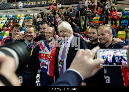 London, UK. 12. Sep, 2014. Invictus Games, Tag 2. Rollstuhl-Rugby. Großbritannien-V Australien Halbfinale. Bürgermeister von London, Boris Johnson, posiert mit Mitgliedern des britischen Teams Credit: Action Plus Sport/Alamy Live News Stockfoto