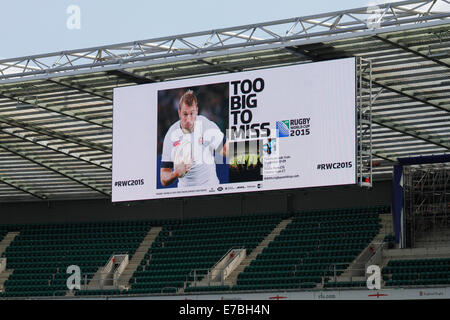 London, UK. 12. September 2014. Zu große To Miss Rugby England 2015 Billboard während der Rugby-Weltmeisterschaft 2015 größte Scrum Rekord versuchen in Twickenham. Bildnachweis: Elsie Kibue / Alamy Live News Stockfoto