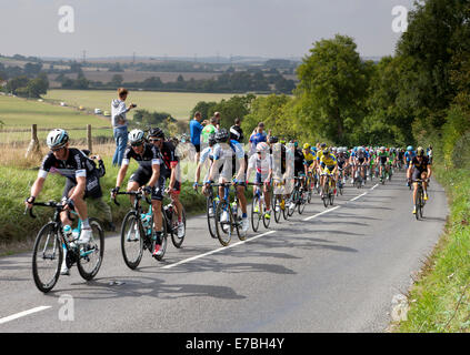 Das Hauptfeld auf der 6. Etappe der Tour of Britain, verlassen die Vale of Pewsey in der Nähe von East Grafton auf die A338, 12.09.14. Bildnachweis: Chris Lock/Alamy Live-Nachrichten Stockfoto