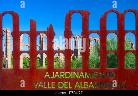 Die Acueducto de Los Milagros (Englisch: wundersame Aquädukt) ist eine Aquäduktbrücke, zerstörten römischen. Stockfoto