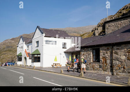 Renovierte Jugendherberge Pen-y-Pass YHA mit neuem Mallory's Café und Bar am oberen Rand des Llanberis Pass im Snowdonia National Park North Wales Großbritannien Stockfoto